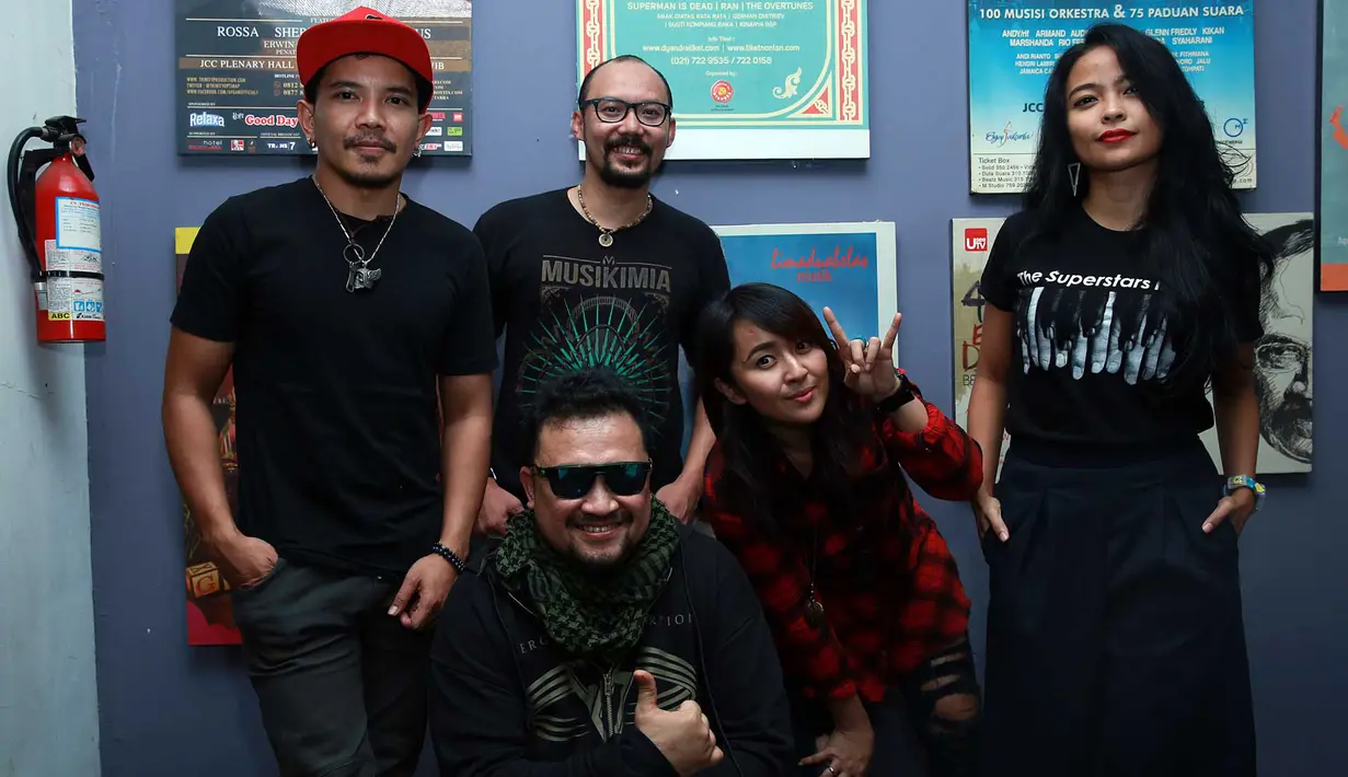Para musisi Cella (gitaris) Kotak, Chua (basis) Kotak, Tantri (vokalis) Kotak, Yoyo Padi dan gitaris Indonesia, Aria Baron, melakukan kolaborasi dan menyuguhkan hiburan musik di panggung HUT SCTV ke-25. (Deki Prayoga/Bintang.com)