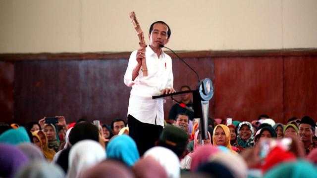 Presiden Jokowi dapat bambu pethuk sakti dari warga Cilacap. (Liputan6.com/Lizsa Egeham)