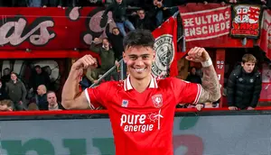 Kondisi Sudah Fit Jadi Alasan Twente Masukkan Kembali Mees Hilgers ke Skuad