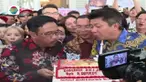 Sejak Kamis pagi, para pendukung memadati Balaikota Jakarta untuk memberikan selamat untuk Gubernur Djarot.