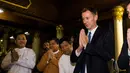 Menteri Luar Negeri Inggris, Jeremy Hunt berdoa ketika mengunjungi Pagoda Shwedagon di Yangon, Rabu (19/9). Hunt tiba di Myanmar untuk mengunjungi pusat krisis Rohingya dan menemui pemimpin de facto Aung San Suu Kyi. (Ye Aung THU / POOL / AFP)