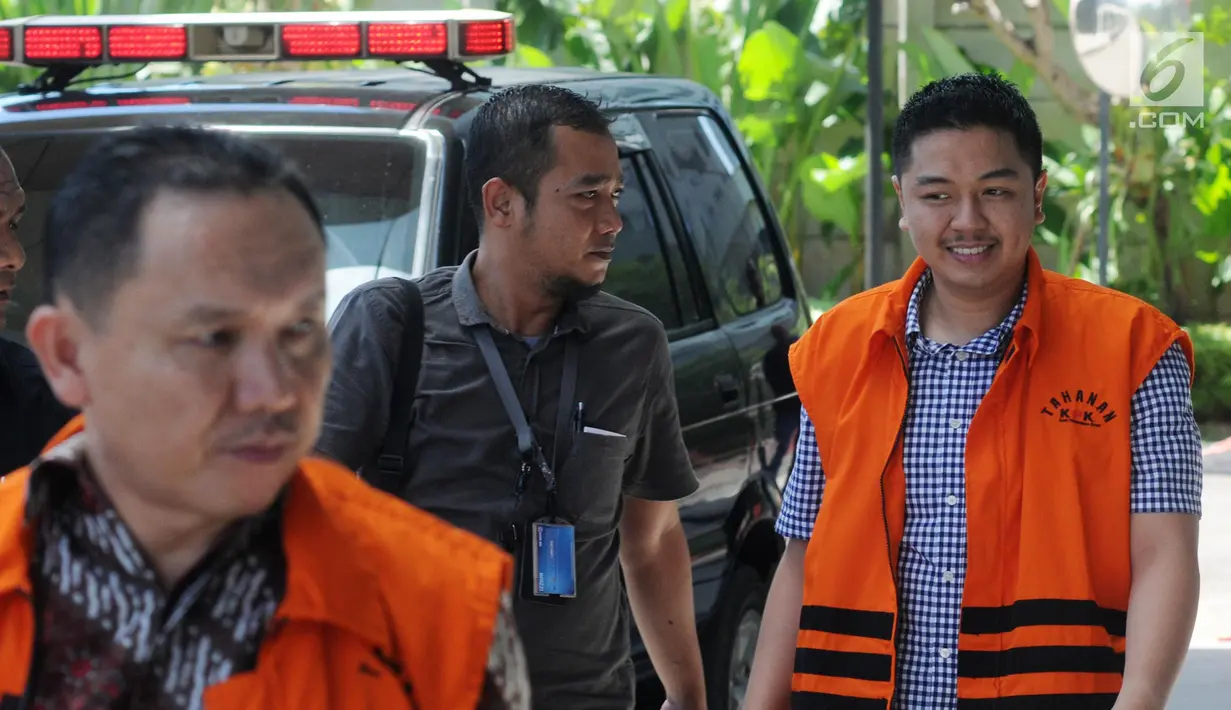 Bupati Halmahera Timur nonaktif Rudi Erawan (kiri) dan Wali Kota Kendari nonaktif Adriatma Dwi Putra (kanan) tiba di Gedung KPK, Jakarta, Kamis (15/3). Kedua tersangka menjalani pemeriksaan lanjutan terkait suap. (Merdeka.com/Dwi Narwoko)