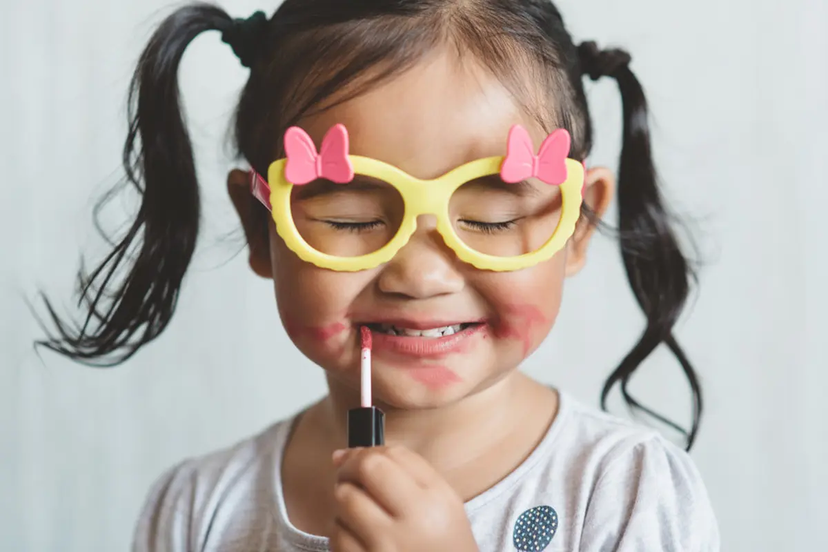 Cara Menyelamatkan Alat Makeup Korban Mainan Anak di Rumah