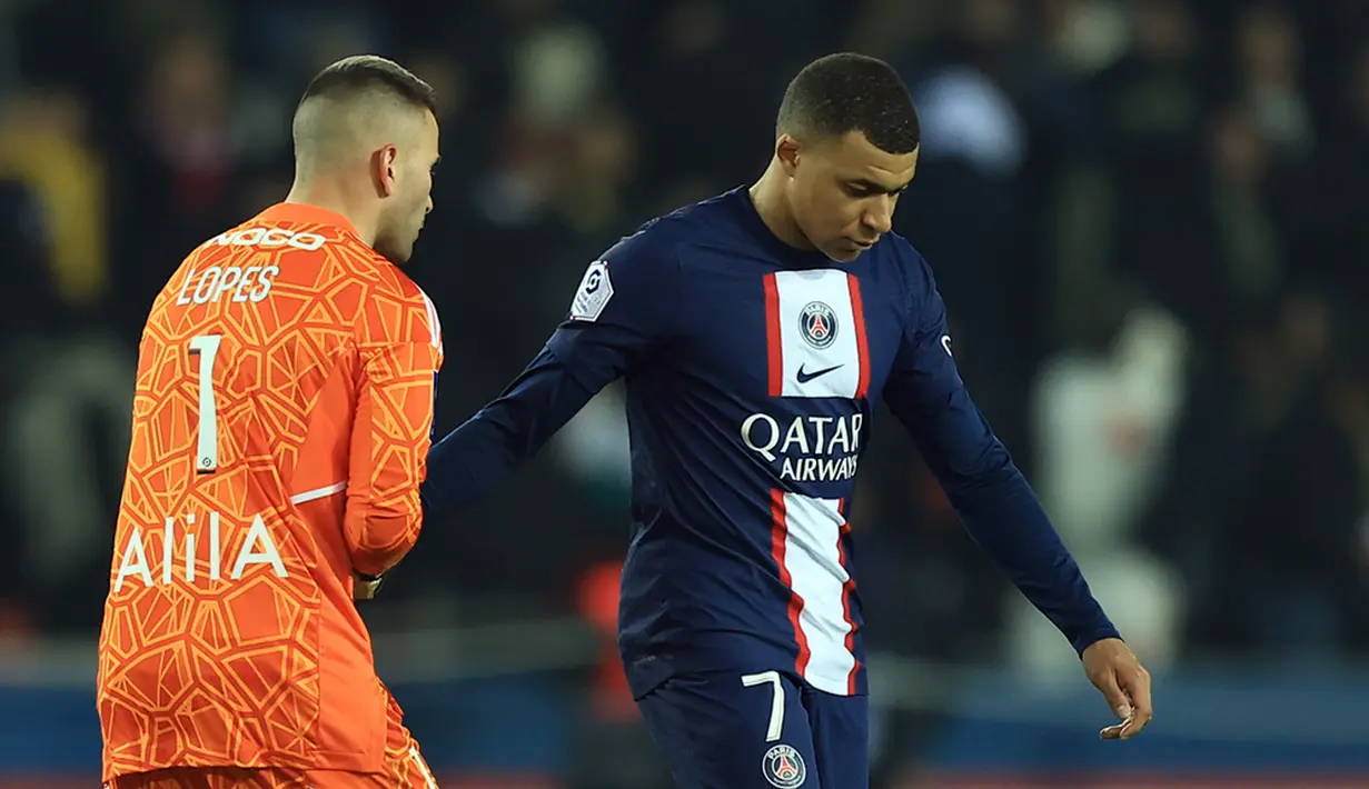 Pemain Paris Saint-Germain (PSG) Kylian Mbappe (kanan) dan kiper Lyon Anthony Lopes berjabat tangan setelah pertandingan sepak bola Liga Prancis di Stadion Parc des Princes, Paris, Prancis, Minggu (2/4/2023). (AP Photo/Aurelien Morissard)