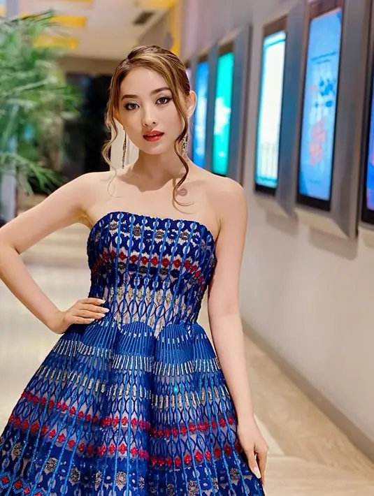 Di premiere Diva, Natasha Wilona tampil elegan mengenakan strapless dress berwarna biru. @natashawilona12.