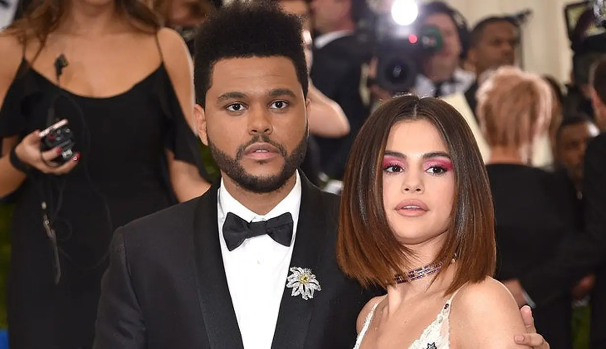 Meski bahagia Selena sudah mendapatkan ginjal baru. Namun The Weeknd benar-benar marah ketika Selena memutuskan hubungan mereka. (Life & Style)