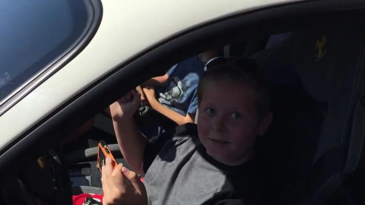 Aksi Bocah Geber-geber Ferrari 360