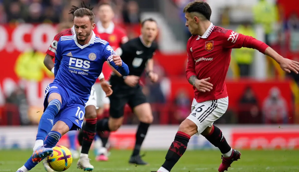 Pemain Leicester City James Maddison (kiri) berebut bola dengan pemain Manchester United Lisandro Martinez pada pertandingan sepak bola Liga Inggris di Stadion Stamford Bridge, Manchester, Inggris, 19 Februari 2023. Manchester United mengalahkan Leicester City dengan skor 3-0. (AP Photo/Dave Thompson)