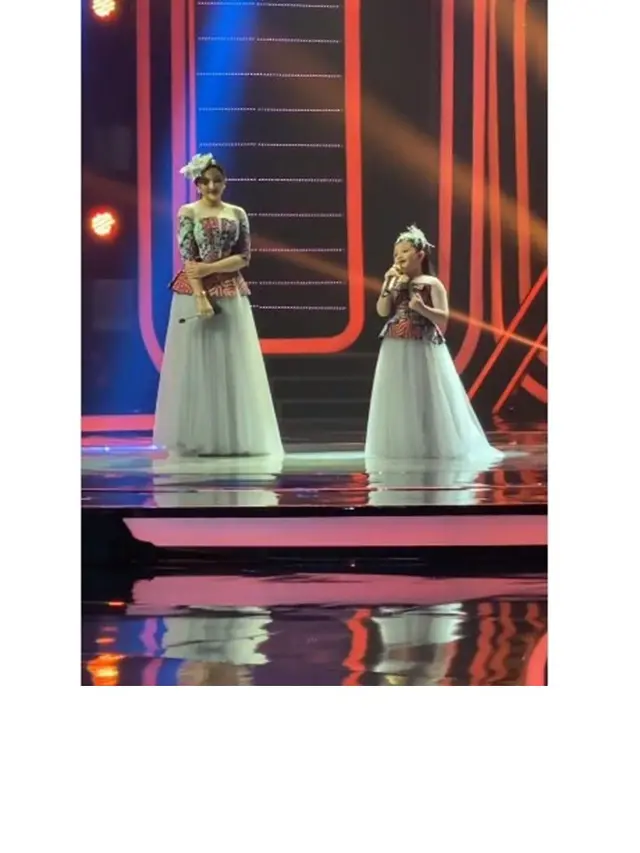 7 Potret Ashanty dan Arsy Hermansyah Pakai Baju Couple di Panggung, Kompak Banget