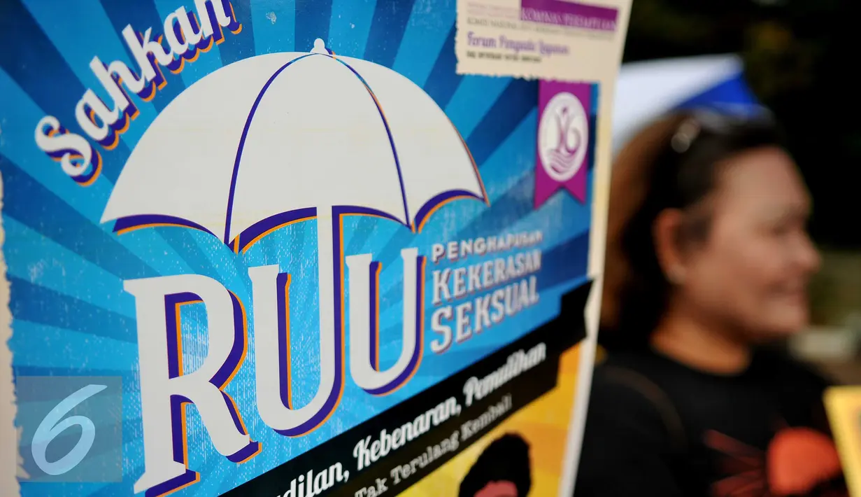 Aliansi masyarakat tolak kekerasan seksual beraksi di patung kuda, Jakarta, Selasa, (8/12). Dalam aksinya tersebut mendukung RUU penghapusan-KS untuk menjadi pembahasan dalam program Legislasi DPR RI tahun 2016. (Liputan6.com/Gempur M Surya)