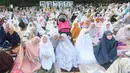 Warga berswafoto usai melaksanakan sholat Idul Adha di Taman Sempur Bogor. (merdeka.com/Arie Basuki)