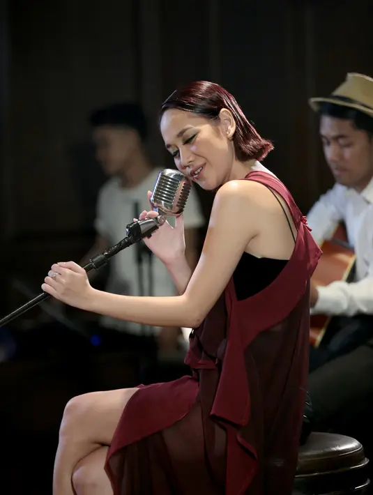 Bunga Citra Lestari sendiri yang menentukan konsep awal penggarapan video klip ini. Lantaran lagunya bernuansa jazz, karena itu konsepnya mengambil  ‘ambience’ saat BCL bernyanyi di suatu kafe. (Andy Masela/Bintang.com)