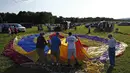 Beberapa orang mempersiapkan balon mereka untuk diterbangkan dalam festival tahunan QuickChek New Jersey ke-32 di Readington, (25/7/2014). (REUTERS/Eduardo Munoz)