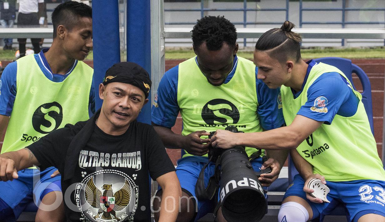 Gelandang Persib Bandung, Michael Essien, berdiskusi dengan Kim Kurniawan soal kamera sebelum laga uji coba melawan Bali United di Stadion GBLA Bandung, Jawa Barat, Sabtu (8/4/2017). (Bola.com/Vitalis Yogi Trisna)