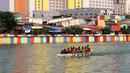 Sejumlah anggota TNI AL berlatih dayung di Danau Sunter, Jakarta, Senin (16/7). Latihan tersebut untuk mempersiapkan Pekan Olahraga TNI AL (Poral) 2018. (Liputan6.com/Arya Manggala)