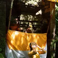 Intip penampilan Anya Geraldine saat jalani ritual melukat di Bali. Cantik berbalut kebaya kuning. (Instagram/anyageraldine).