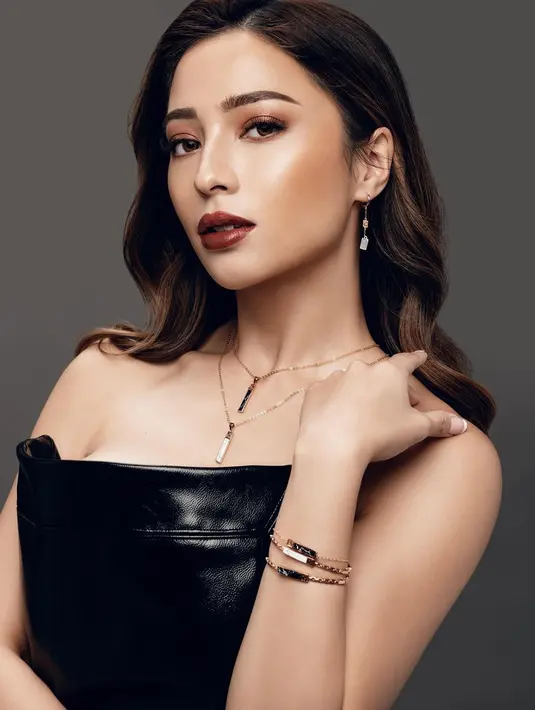 Nikita Willy tampil menawan dalam balutan tube dressberwarna hitam. Rambut ditata bergelombang dengan pulasan lipstik blood red. [Foto: Instagram/enzystoria]