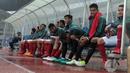 Senyum Egy Maulana Vikri dan pemain Timnas Indonesia U-23 sebelum laga melawan Suriah U-23 di Stadion Wibawa Mukti, Bekasi, Rabu (16/11/2017). Indonesia kalah 2-3. (Bola.com/Nicklas Hanoatubun)