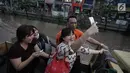 Warga berswafoto di atas truk terbuka ketika banjir merendam di Jalan Boulevard Raya, Kelapa Gading, Jakarta, Kamis (15/2). Hujan yang mengguyur Jakarta mengakibatkan kawasan Kelapa Gading terendam banjir. (Liputan6.com/Arya Manggala)