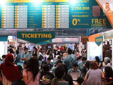 Pengunjung memadati Garuda Travel Fair (GATF) 2017 fase II di JCC, Jakarta, Jumat (22/9). Pameran tersebut diselenggarakan selama tiga hari mulai 22-24 September 2017. (Liputan6.com/Angga Yuniar)