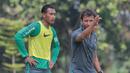 Pelatih Timnas Indonesia, Luis Milla mengarahkan sasaran yang harus dilakukan  Hansamu Yama pada sesi latihan di Lapangan ABC Senayan, Jakarta (21/2/2018). Latihan ini merupakan persiapan Asian Games 2018. (Bola.com/Nick Hanoatubun)