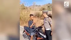 Entah apa tujuan remaja ini dengan mengeluarkan jurus kocak bertapa saat ditilang polisi. Alhasil, polisi pun dibuat tertawa karena aksinya.