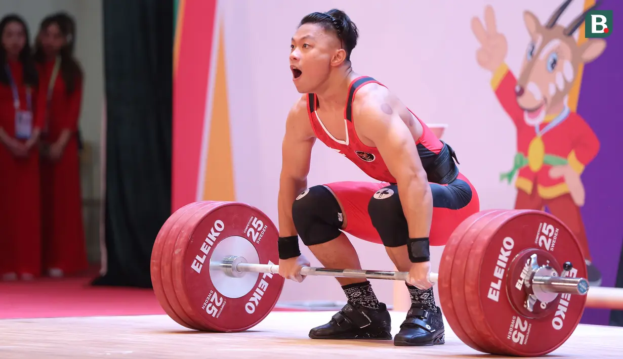 Tampil di Hanoi Sports Training and Competition Center, Vietnam, Rahmat Erwin Abdullah tampil sangat percaya diri sejak melakukan angkatan snatch. (Bola.com/Ikhwan Yanuar)