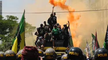 Ribuan supporter klub Persebaya 1927 (bonek) melakukan aksi di sekitar jalan Embong Malang, Surabaya, Jawa Timur, Sabtu (18/4/2015). Para bonek mendukung sikap tegas Menpora dan BOPI terhadap PSSI dan PT Liga Indonesia. (Liputan6.com/Helmi Fithriansyah)