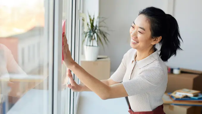 Pasti Kinclong, Begini Langkah Mudah Membersihkan Jendela Rumah yang Sudah Buram dan Dekil
