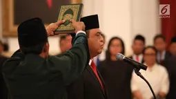 Komjen Syafruddin diambil sumpahnya saat dilantik sebagai Menteri Pendayagunaan Aparatur Negara dan Reformasi Birokrasi (PANRB) di Istana Negara, Jakarta, Rabu (15/8). Komjen Syafruddin sebelumnya menjabat sebagai Wakapolri. (Liputan6/HO/Pian)