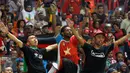 Suporter Persipura bersorak saat menyaksikan laga melawan melawan PS TNI di lanjutan Torabika Soccer Championship presented by IM3 Ooredoo di Stadion Pakansari Kab Bogor, Minggu (19/6). Persipura unggul 3-1. (Liputan6.com/Helmi Fithriansyah)