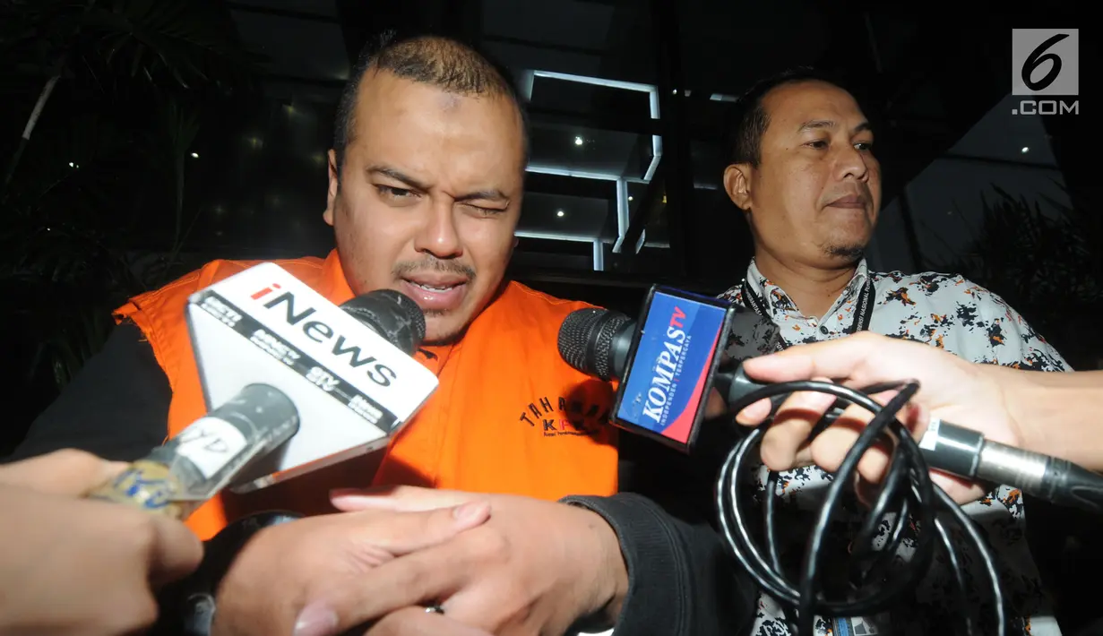 Pengusaha Zulfikar, penyuap Anggota DPR F-PDIP I Nyoman Dhamantra usai menjalani pemeriksaan di Gedung KPK, Jakarta, Jumat (9/8/2019). Zulfikar ditahan 20 hari ke depan terkait suap izin impor bawang putih dari Kementerian Pertanian dan SPI dari Kemendag. (merdeka.com/Dwi Narwoko)