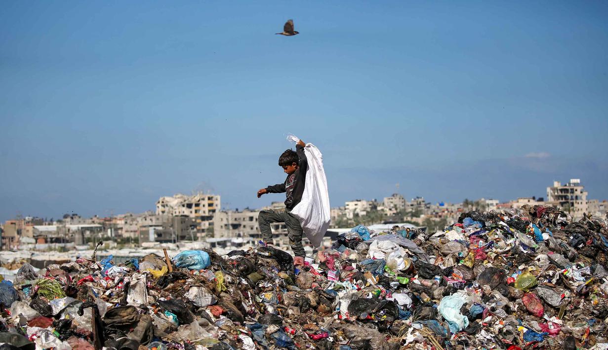 Timbunan sampah memicu ledakan populasi tikus dan serangga, yang meningkatkan risiko penyakit seperti leptospirosis dan insiden gigitan tikus pada anak-anak. Tampak dalam foto, seorang anak memilah sampah di kamp pengungsi Palestina, Nuseirat, Jalur Gaza Tengah pada Kamis 7 Mei 2026. (Eyad Baba/AFP)