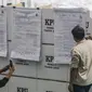 PPK Kecamatan Senen mulai melakukan proses rekapitulasi surat suara dari seluruh TPS di tiap kelurahan di daerah tersebut. (Liputan6.com/Angga Yuniar)