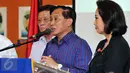 Ketua Pansel, Imam Sudjarwo (tengah) bersama Yenti Garnasih (kanan) saat mengumumkan pembentukan panitia seleksi calon anggota Kompolnas, Jakarta, (8/1). Pendaftaran calon anggota Kompolnas dimulai Senin, 11 Januari 2016. (Liputan6.com/Yoppy Renato)
