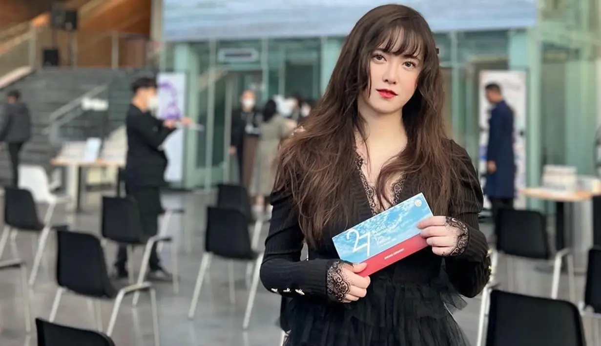 Goo Hye Sun membagikan potret cantiknya di hari pertama sebagai mahasiswa baru KAIST. Seperti diketahui, KAIST (Korea Advanced Institute of Science and Technology) merupakan sebuah universitas riset bergengsi di Korea Selatan yang terkenal dengan fokusnya pada sains dan teknologi. (Liputan6.com/IG/@kookoo900)