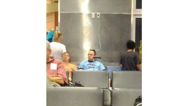 Kelakuan Nyeleneh di Bandara (Sumber: Brainberries)