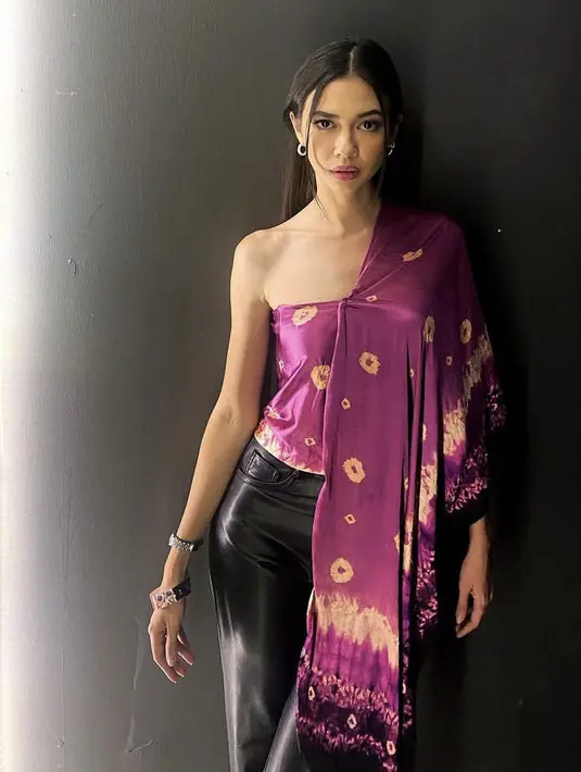 <p>Rambut panjang hitam lurus Yuki dibiarkan terurai dengan model poni belah dua. Ia memilih gaya makeup flawless dengan lipstik pinknya. [@Yukikt]</p>