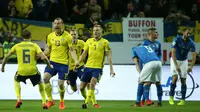Gelandang Swedia Jakob Johansson (kedua kiri) merayakan gol bersama rekan setimnya saat melawan Italia dalam pertandingan kualifikasi Piala Dunia 2018 di Solna, Swedia (10/11). Timnas Italia takluk 0-1 dari Swedia. (AFP Photo/Soren Andersson)