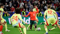 Sebelumnya, laga antara Portugal melawan Spanyol berlangsung sengit dan penuh tekanan sejak menit awal pertandingan. Kedua timnas sama-sama tampil agresif dan saling balas gol satu sama lain selama waktu normal. (John MACDOUGALL/AFP)