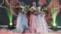 Finalis asal Jepara, Syifa Fatimah (tengah) sebagai Juara Puteri Muslimah Indonesia 2017 bersama runner up 1, Tiara Sukmasari dan runner up 2, Salsabella Kanzu usai malam puncak di Studio 6 Emtek City, Jakarta, Senin (9/5). (Liputan6.com/Herman Zakharia)