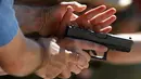 Anggota Pink Pistols diberikan instruksi sebelum menembak saat mengikuti latihan tembak di PMAA Gun Range, Salt Lake City, Uta, (13/7). PMAA Gun Range adalah tempat latihan khusus untuk para pencinta sesama jenis tersebut. (REUTERS/Jim Urquhart)