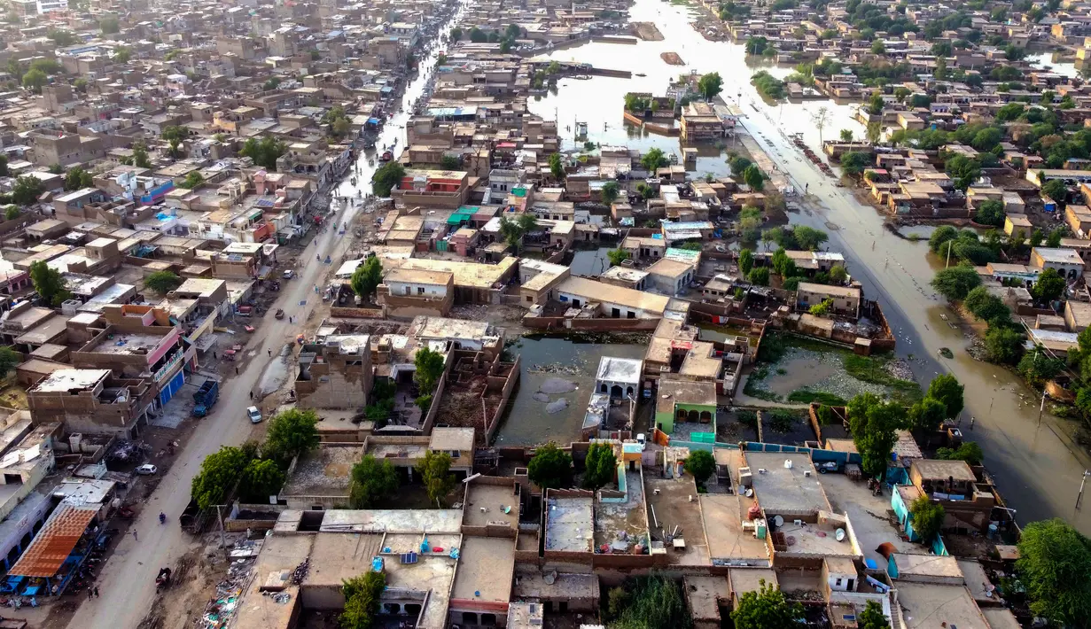 Pemandangan dari udara ini menunjukkan daerah pemukiman yang banjir setelah hujan lebat di provinsi Balochistan (29/8/2022). Jumlah korban tewas akibat banjir monsun di Pakistan sejak Juni telah mencapai 1.136, menurut angka yang dirilis pada 29 Agustus oleh Otoritas Manajemen Bencana Nasional negara itu. (AFP/Fida Hussain)