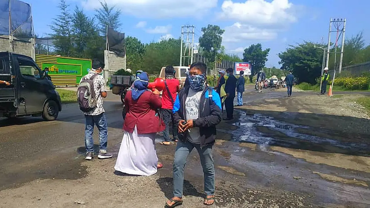 Sebanyak 1500 masker dibagikan kepada pengendara dan warga di jalan Meulaboh - Tapak Tuan, Minggu (29/9/2019), namun tujuannya bukan meminimalisir dampak kabut asap, tetapi debu batu bara (Liputan6.com/Rino Abonita)