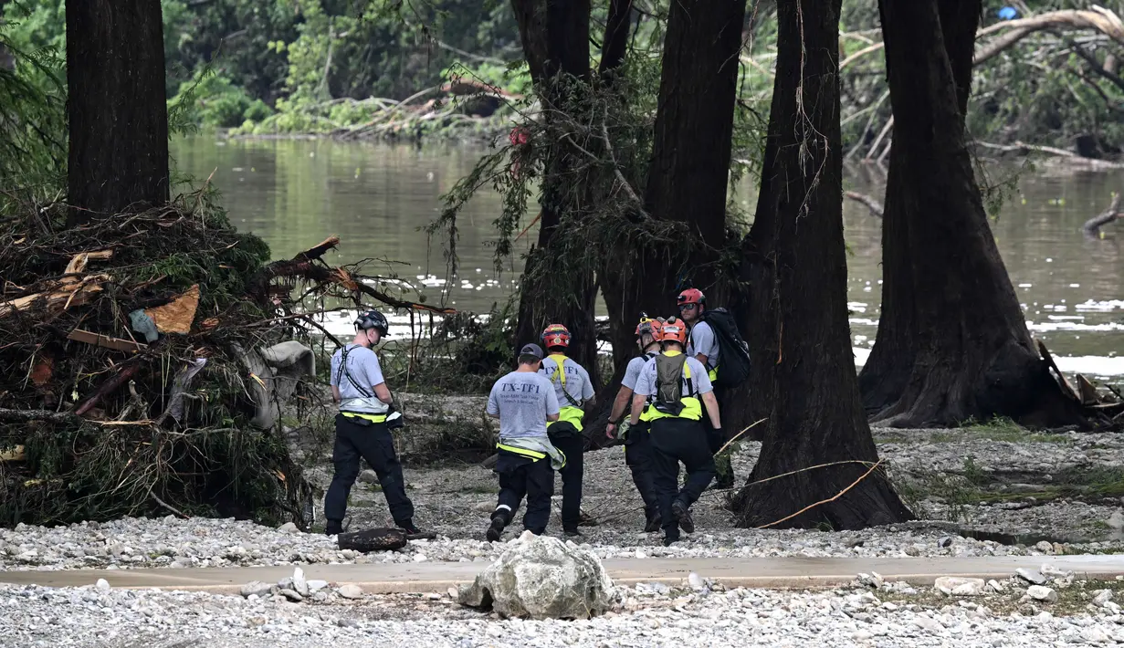 Tim pencari dan penyelamat setempat, pada hari Sabtu (5/7/2025), terus berupaya melakukan pencarian terhadap lebih dari 20 anak perempuan yang hilang dari kamp musim panas di tepi sungai di negara bagian Texas, Amerika Serikat. (RONALDO SCHEMIDT/AFP)