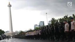 Pasukan gabungan mengikuti apel kesiapan pengamanan malam pergantian tahun di kawasan Silang Monas, Jakarta, Senin (31/12). Apel dipimpin Kapolda Metro Jaya, Irjen Pol Idham Azis bersama unsur terkait. (Liputan6.com/Helmi Fithriansyah)