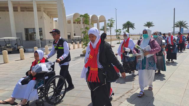 360 Jemaah Haji Asal Grobogan Jateng Tiba di Madinah, Dapat Mawar dan Bingkisan.