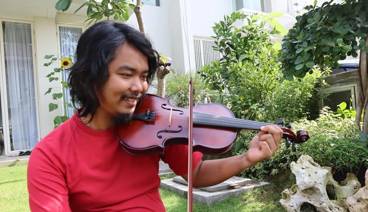 Tak hanya terkenal akan kelucuannya, salah satu daya tarik Dodit adalah kemampuannya bermusik. Alat musik yang kerap dibawanya adalah biola. Saat di rumah, Dodit juga kerap bersantai dengan memainkan biolanya. (Liputan6.com/IG/@dodit_mul)
