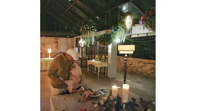 7 Potret Mesra Mark Sungkar dan Istri, Terpaut Usia 45 Tahun