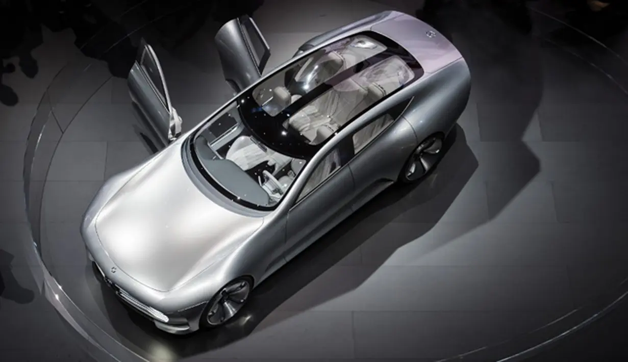 Mobil Mercedes Benz autonomous di tampilkan dalam 66th Internationale Automobil-Ausstellung (IAA) di Frankfurt, Jerman (16/9/2015). Pameran ini di selenggarakan mulai tanggal 15-27 September 2015. (AFP PHOTO/ODD ANDERSEN)
